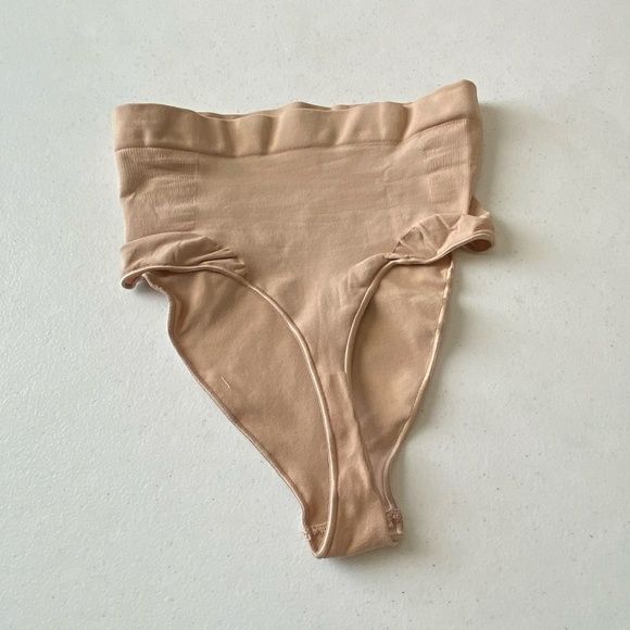 NEW Skims Seamless Sculpt Mid Waist Thong Clay Size S - Picture 1 of 8